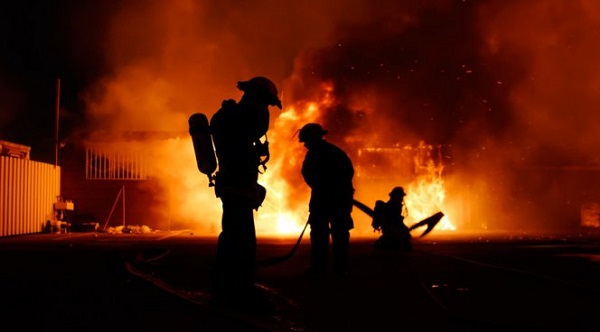 Пожар на складе в Москве унес жизни 8 пожарных